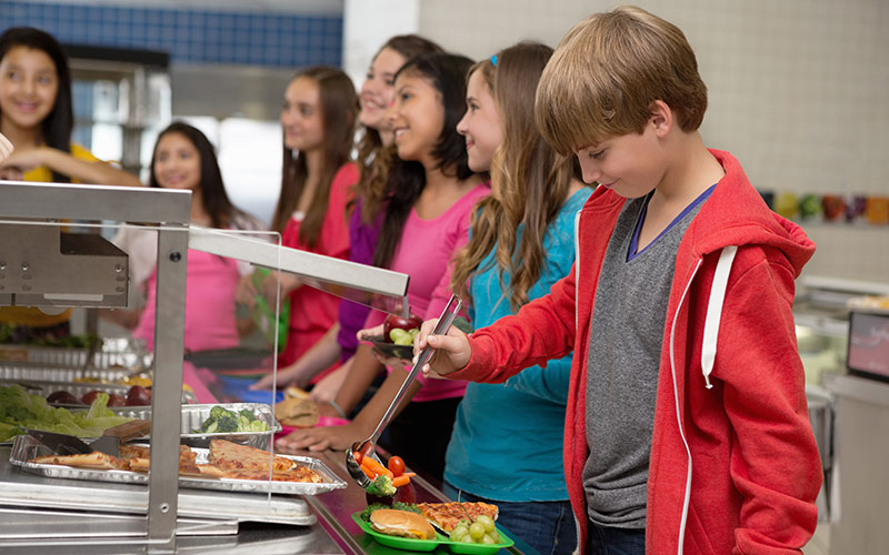 Enfant à la cantine couvert par l'assurance périscolaire Assurkids