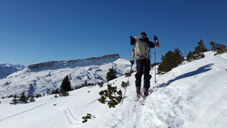 Skieur en descente — assurance ski Assurski