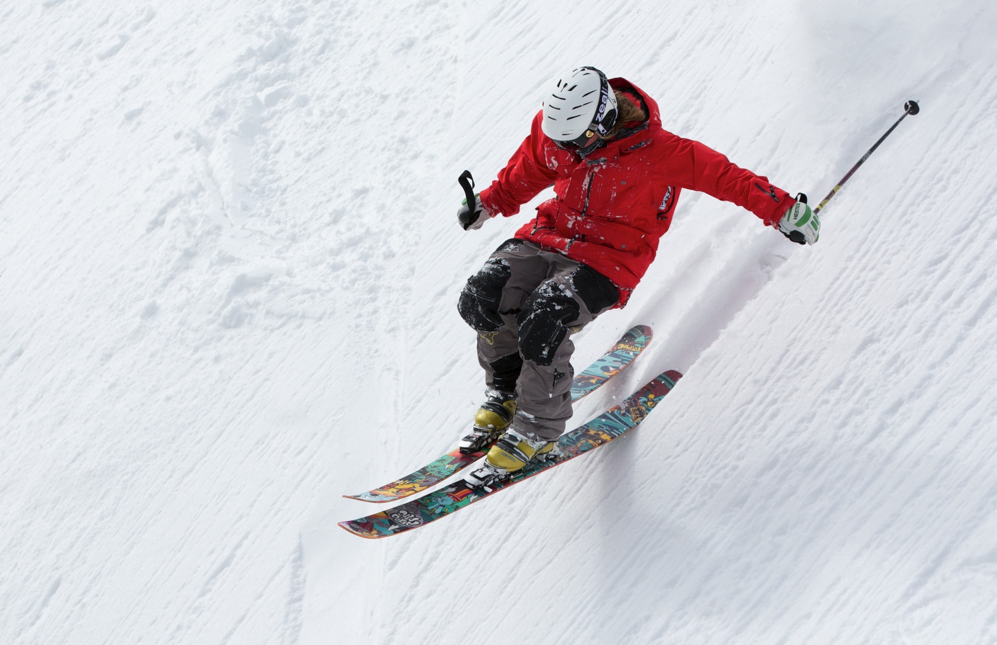 Skieur en descente hors piste — assurance ski Assurski