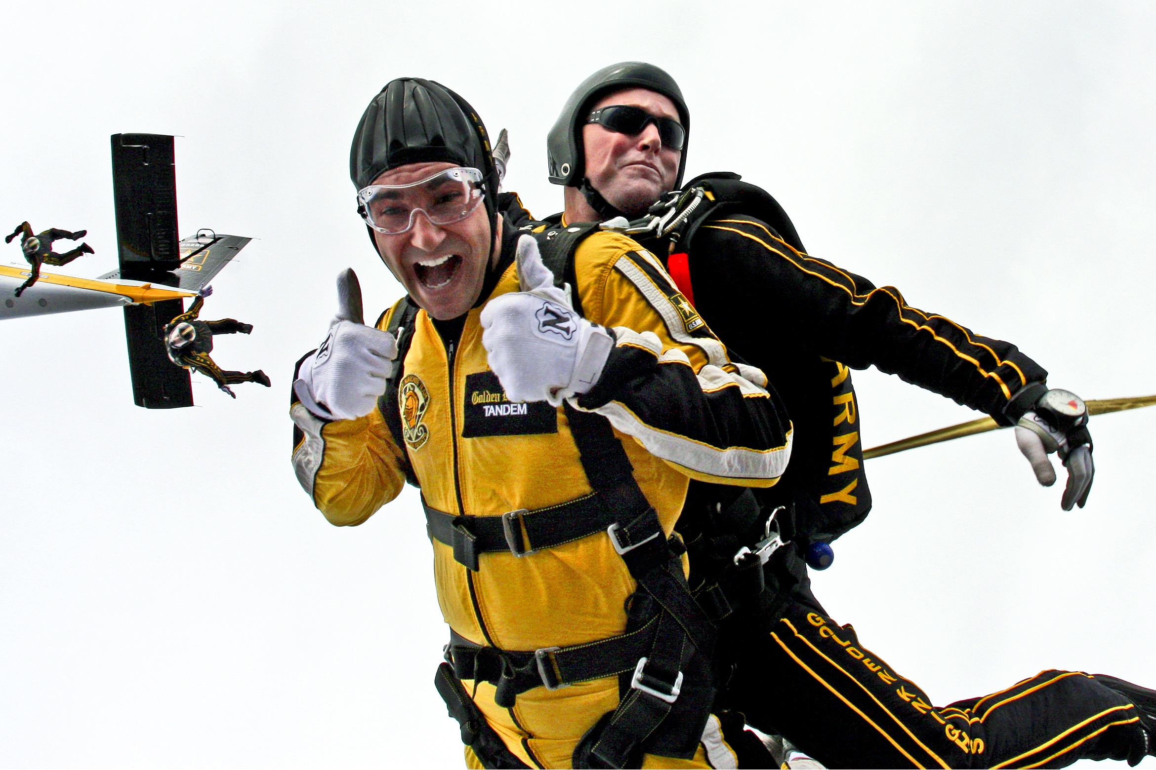 Deux personnes en saut en parachute - Assurance sport Assursport