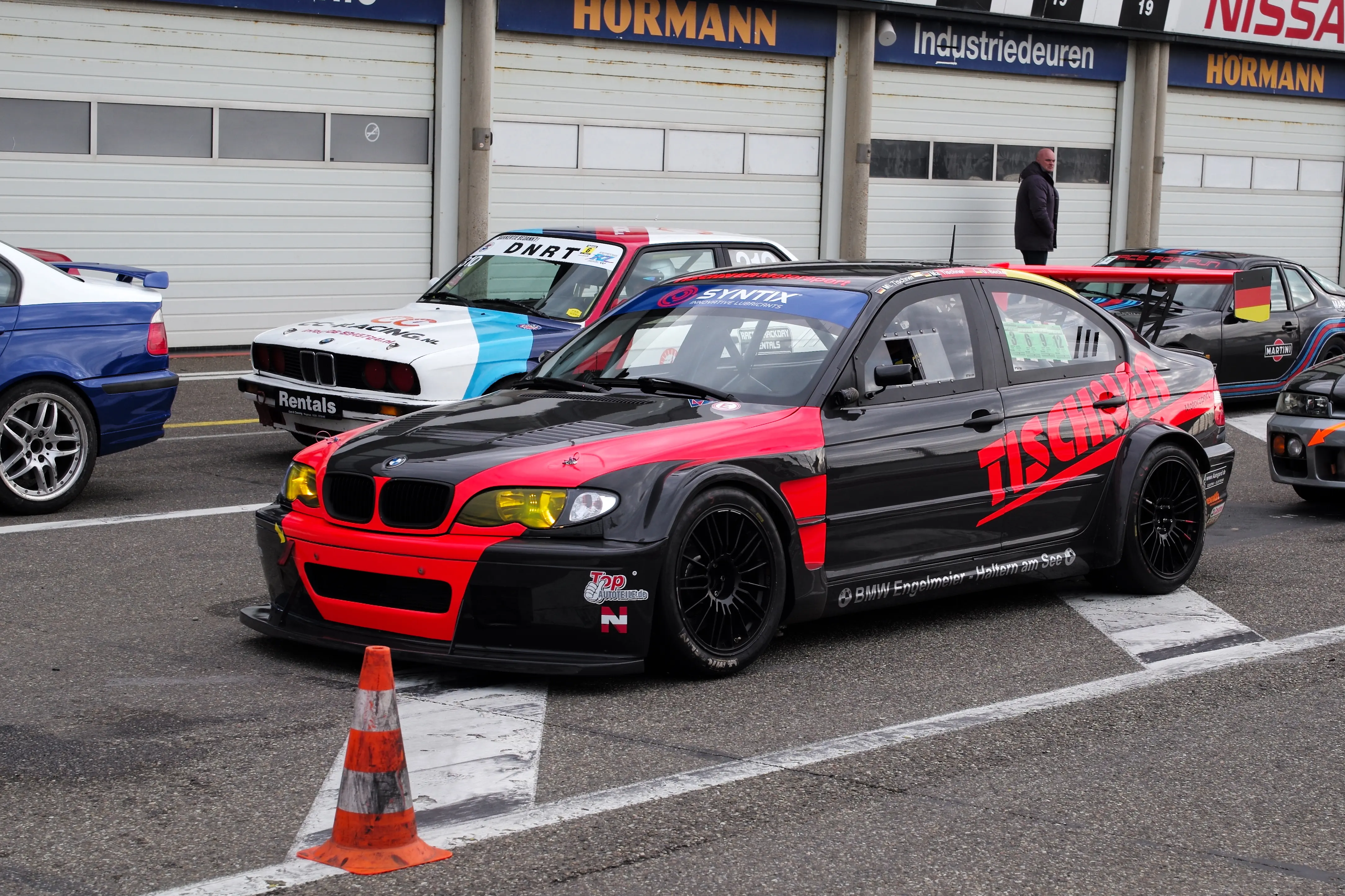 Voiture de sport automobile noir et rouge - Assurance sport Assursport