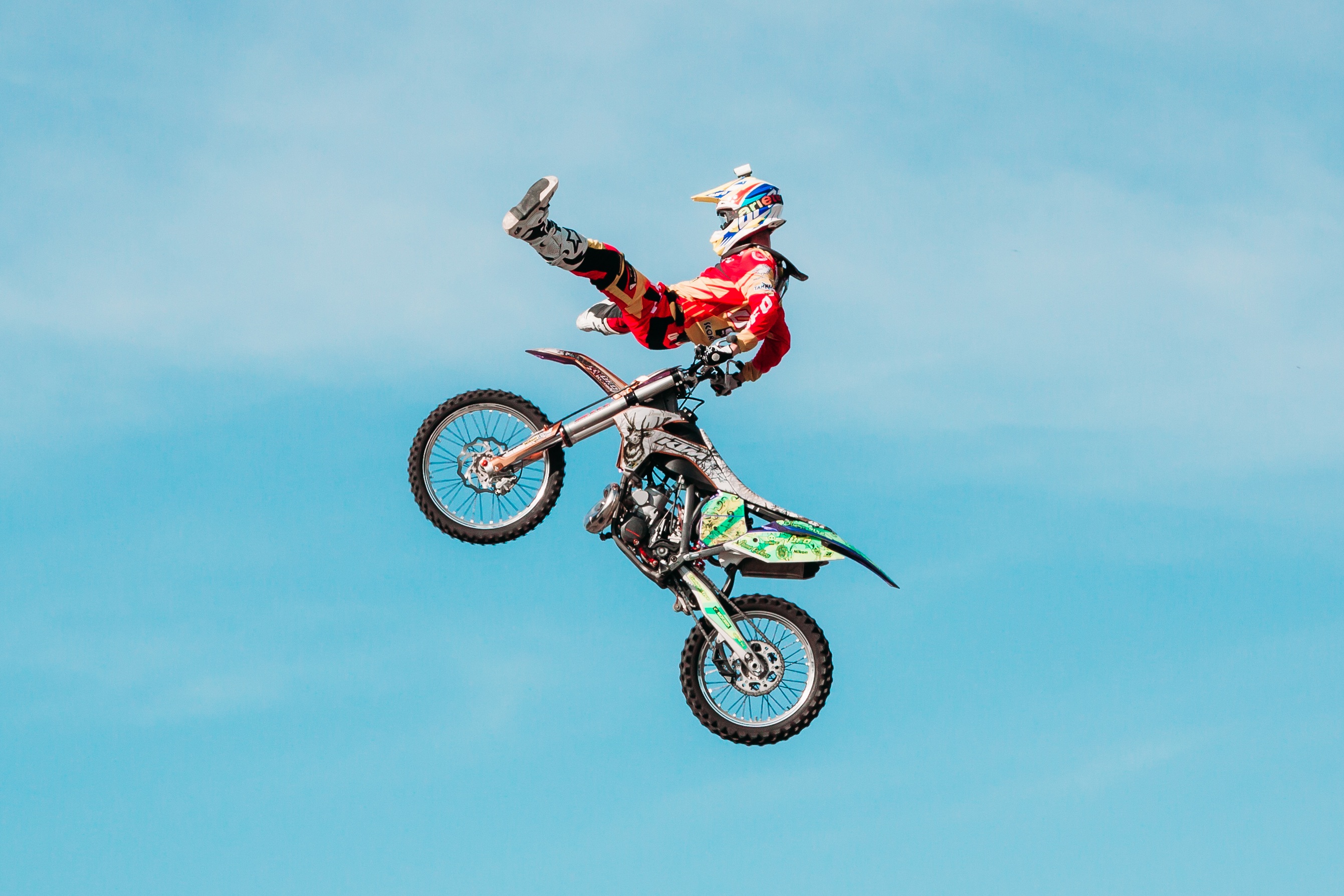 Homme qui fait un saut en motocross - Assurance sport Assursport