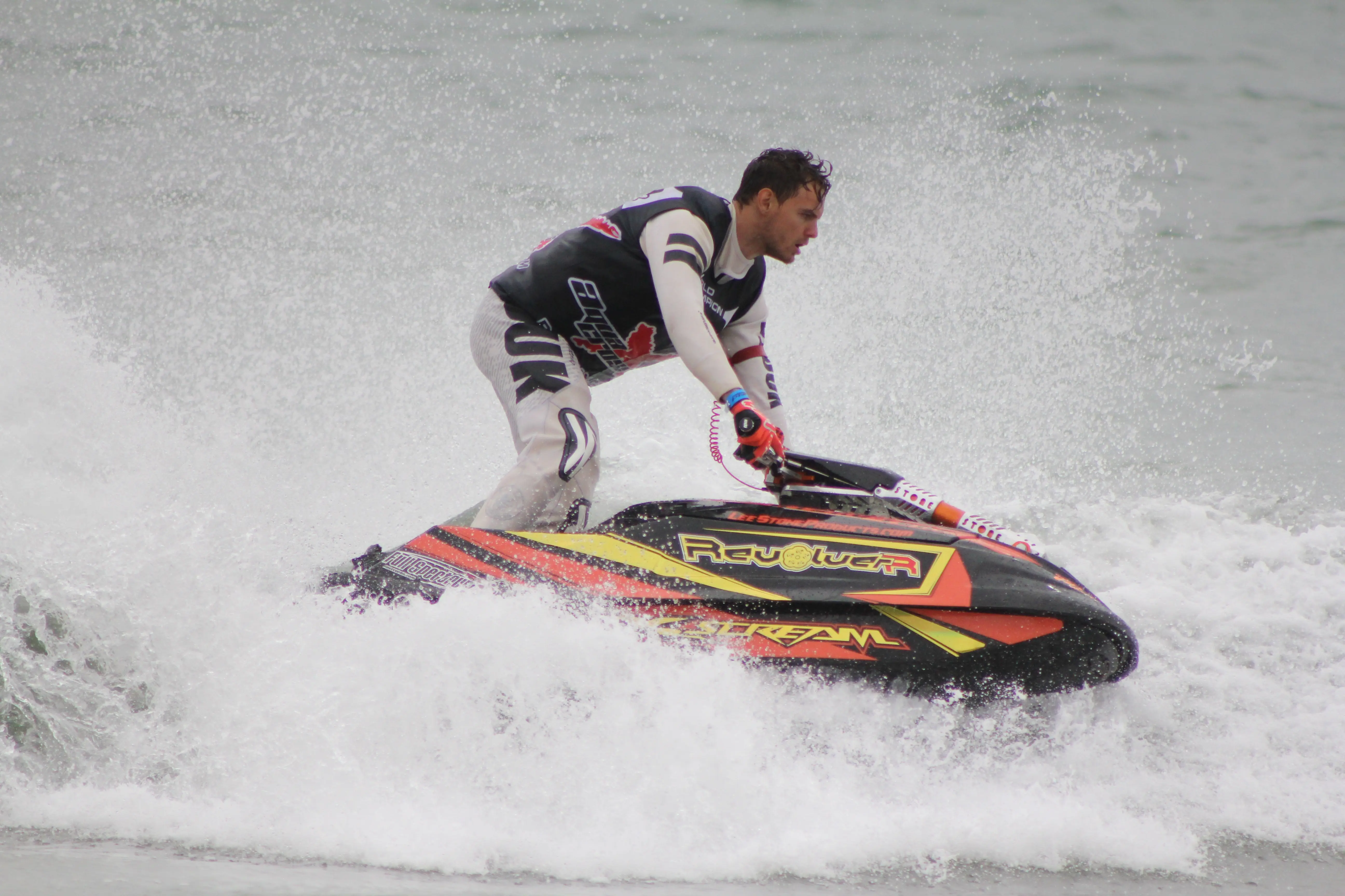 Homme qui fait du jet ski - Assurance sport Assursport
