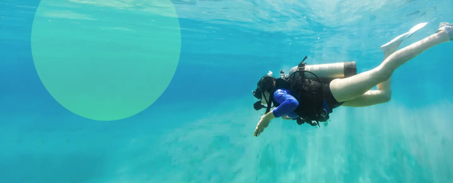 Femme qui fait de la plongée sous-marine - Assurance sport Assursport