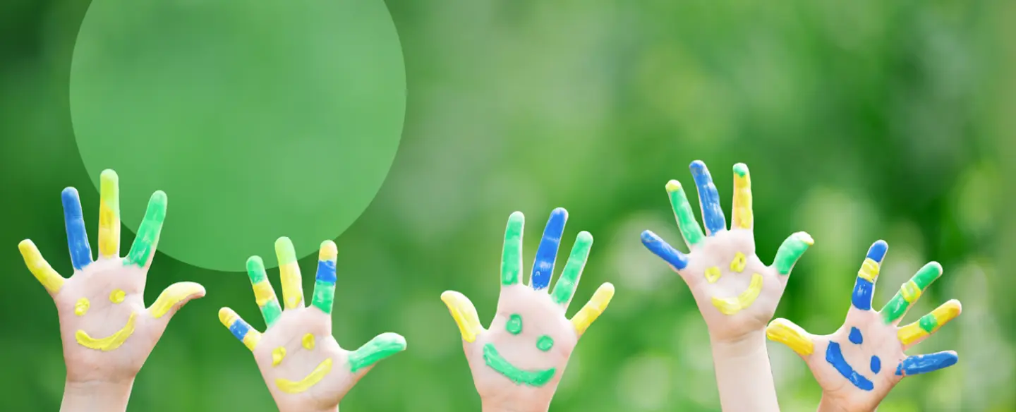 Mains d'enfants avec de la peinture - Assurance scolaire Assurkids